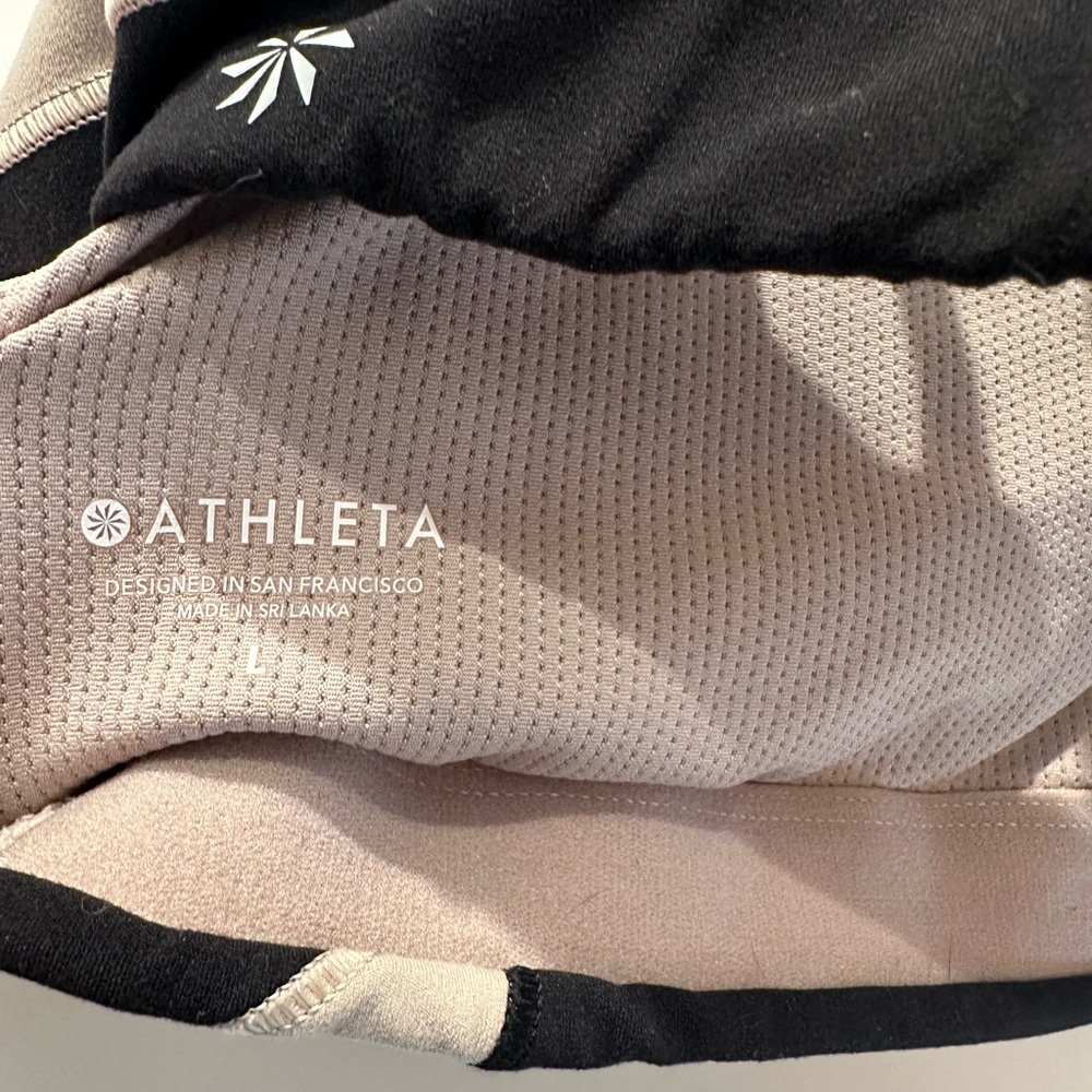 Athleta Hyper Focused Chroma Sports Bra Large Black Strappy
Criss Cross Back - Picture 6 of 6